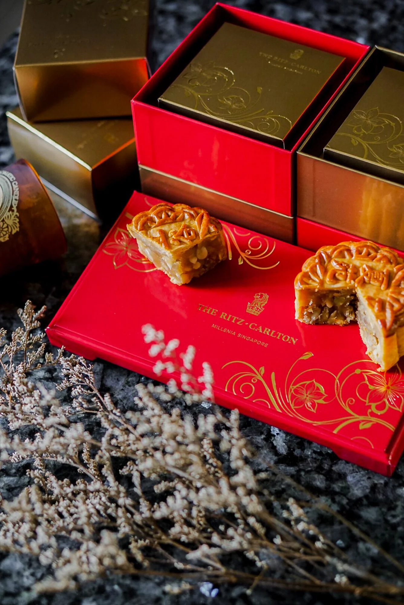 Mid-Autumn-2017-at-Summer-Pavilion-The-Ritz-Carlton-Millenia-Singapore-White-Lotus-Seed-Paste-with-Five-Grains.jpg