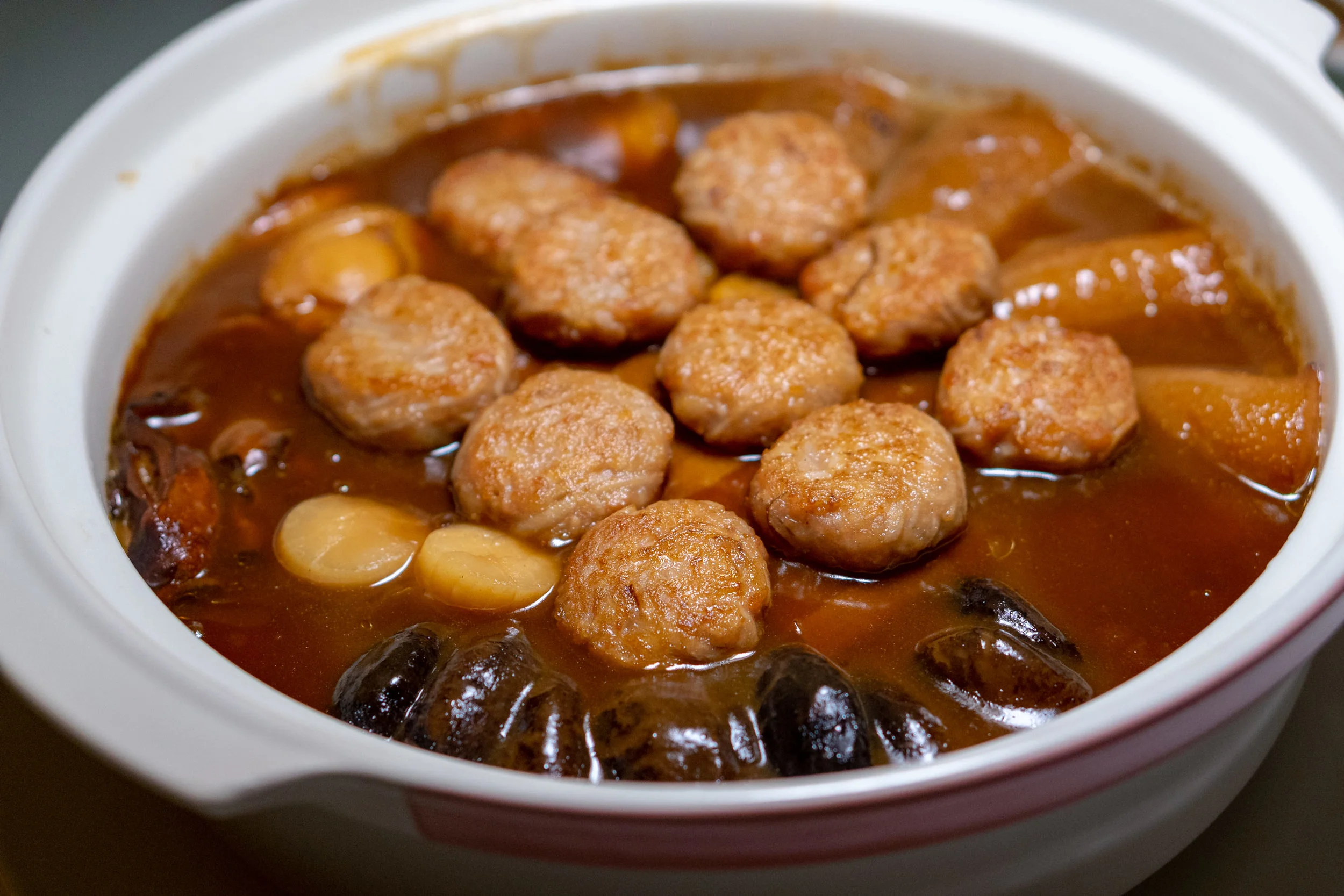 Braised Pork Belly with Pan-fried Lotus Root Pork Patties and Sea Treasures in Claypot 富贵花腩莲藕肉饼海味锅
