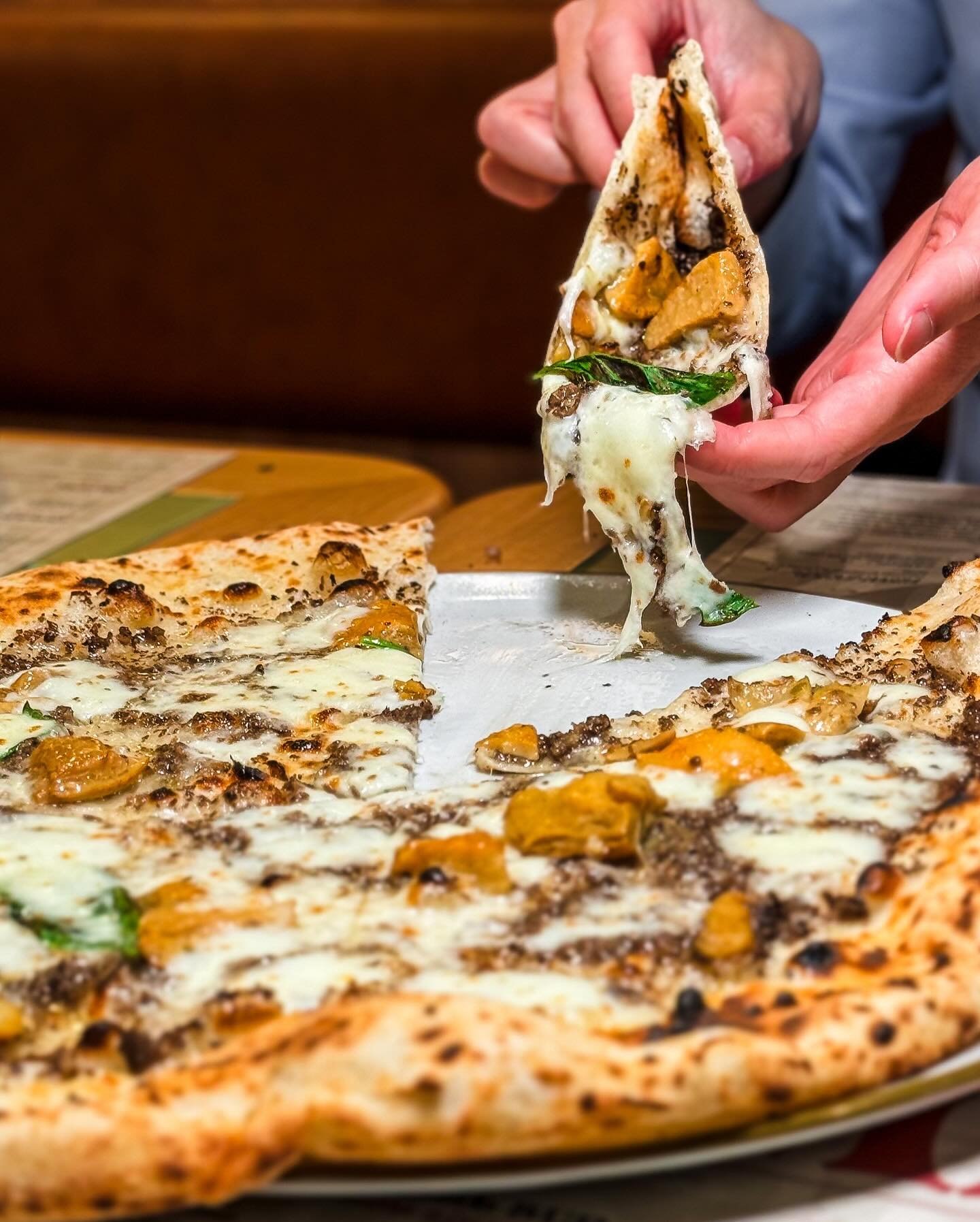Probably the hottest #pizza joint in 🇸🇬Singapore, @damichelesingapore brings 🍕Neapolitan pizza excellence to our shores. It&rsquo;s a pretty strict franchise, with everything from ingredients to even their custom brick oven imported in, so it&rsqu