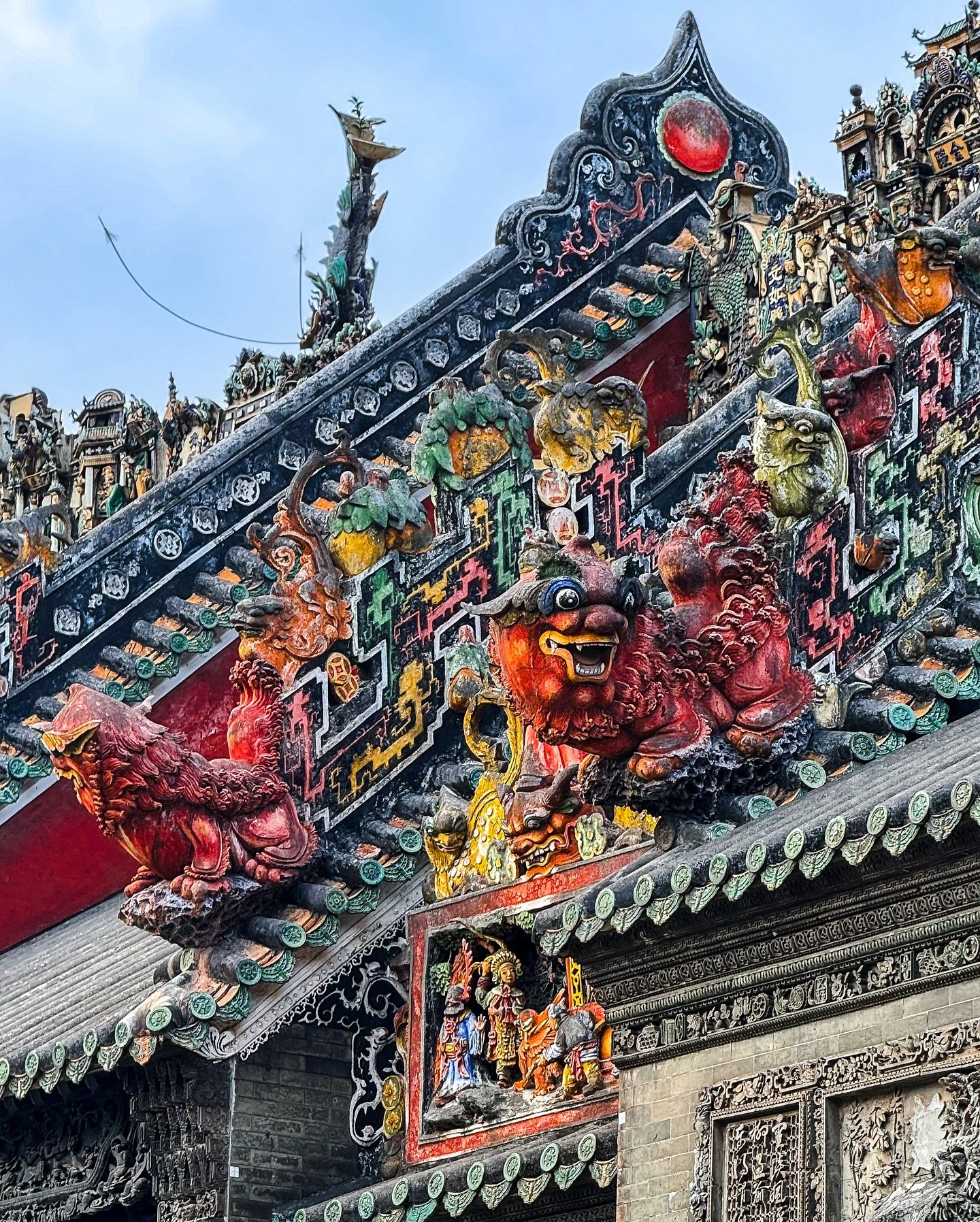 Chen&rsquo;s be ballin in #Guangzhou 🇨🇳
The Chen Clan Ancestral Hall is one of the largest traditional Cantonese architectural structures still in existence, and it is also the largest, best-preserved, and most exquisitely decorated ancestral hall-