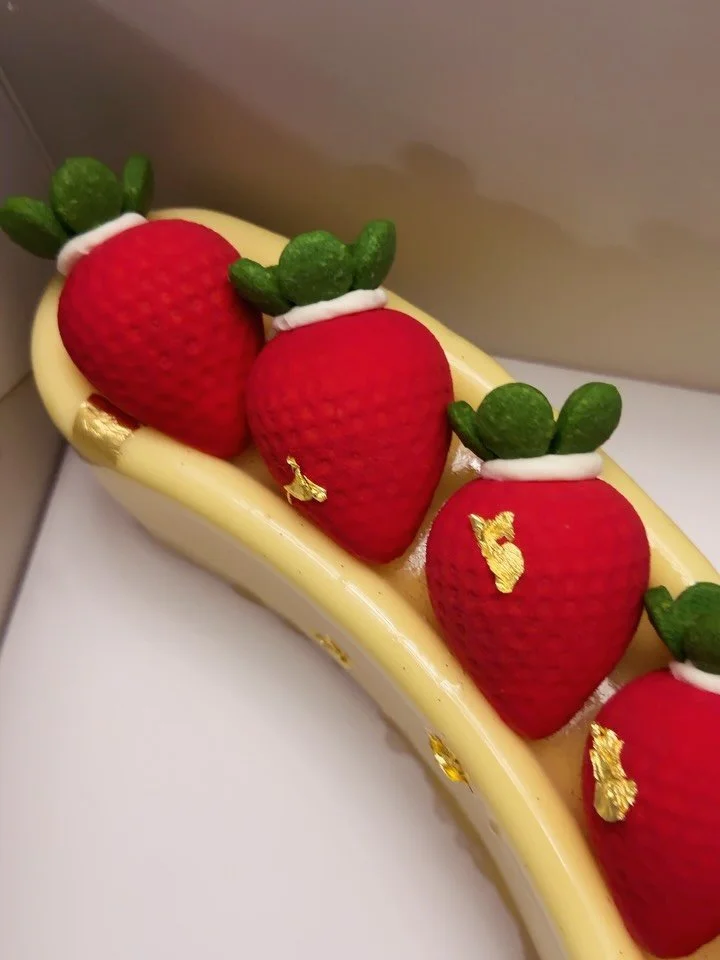 🍰 The cutest cake from @ginger.lilysingapore! Strawberry Mochi Shortcake that featured layers of fresh strawberry compote, soft chewy mochi, and light Chantilly cream. 

#sgfood #cake #gingerlilysingapore #hiltonsingapore