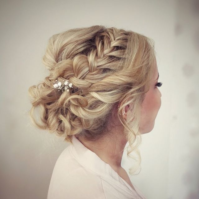 Yesterday i was asked to help get Emily and her bridal party ready along with the fabulous @katecarrollmua at @captainsclubhotel @parley_manor @photographybylizaedgington 💕💕💕💕💕💕 #weddinghair #wedding #weddinghairdresser #dorsetwedding #dorsetwe
