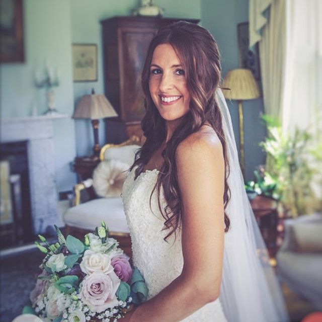 Amy looking absolutely stunning before she walked down the aisle at @parley_manor 
Beautiful photography by @riverlanephotography 
Makeup by the amazing @katecarrollmua 
Flowers by @simplyflower01 
@amywilliams_2018 💕

#weddinghair #wedding #hair #b