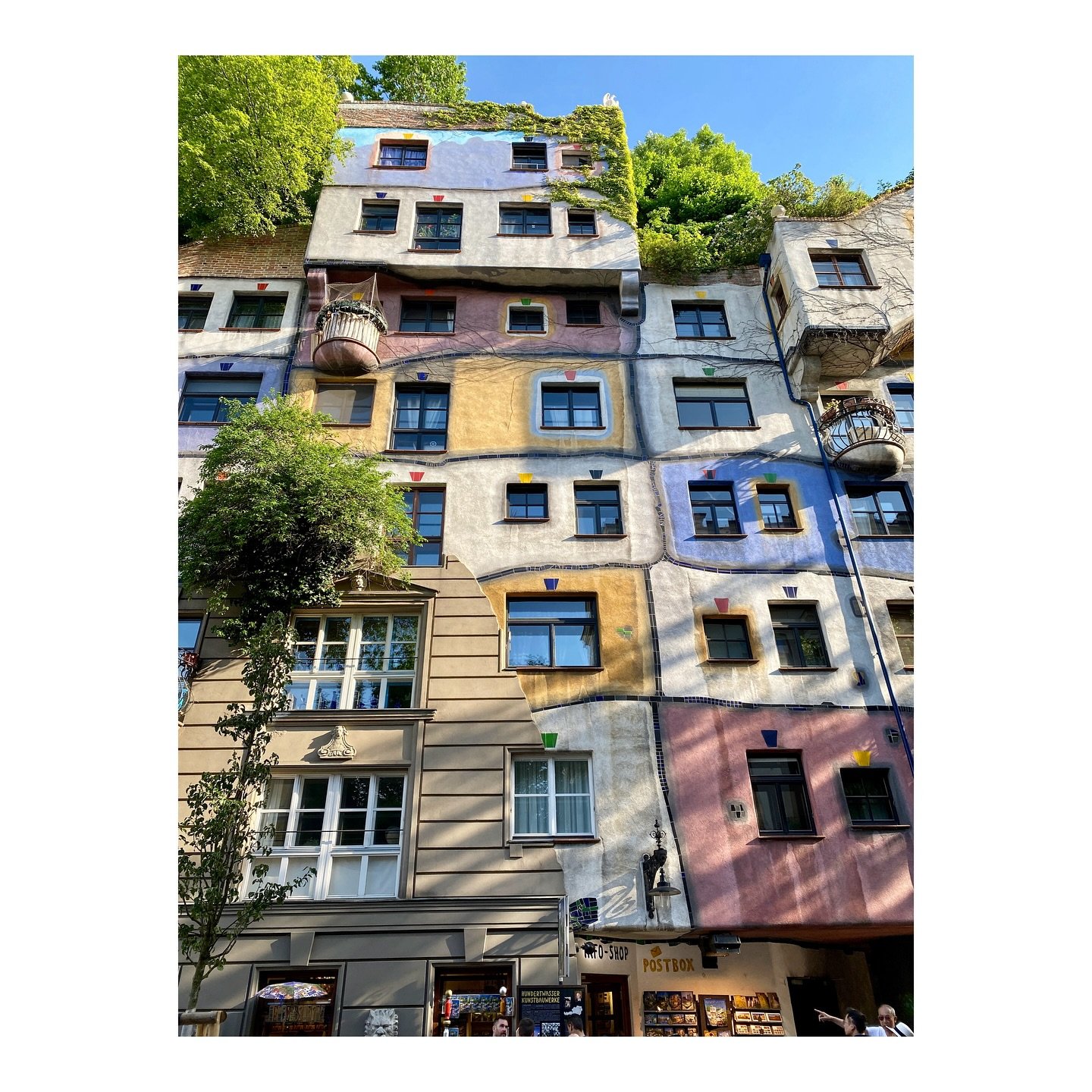 Where straight lines are banned and colours take over. This is not a film set, but real social housing in Vienna. Designed by artist-architect Friedensreich Hundertwasser, the building rebels against uniformity and embraces individuality. 🌿🌈

Read 