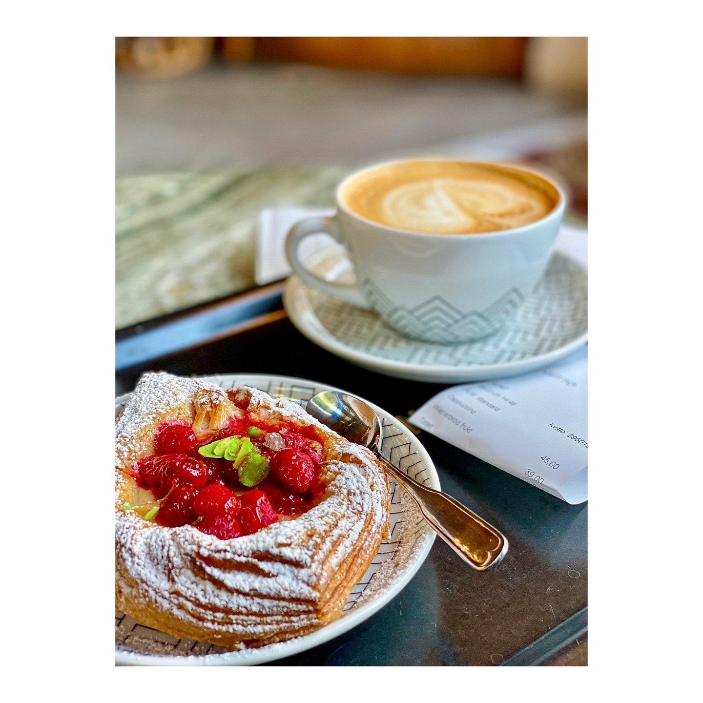 🧁 Full article now live - read it via the link in bio.
Freshly brewed cappuccino and a raspberry Danish with pistachio and icing sugar, a perfect fika moment at Konditori Katarina in Malm&ouml;. Tradition, craftsmanship and calm in every bite 🎂

#m