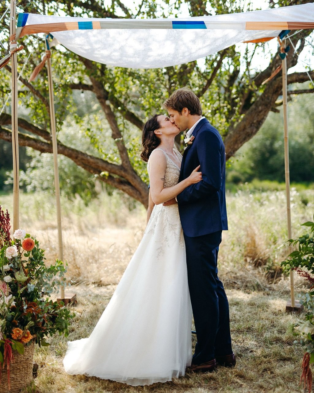 We are booking weddings for 2026 🤍 and our 2BR/2BA cottage flat right up the hill from the barn is officially opening up this summer (!). It&rsquo;s the perfect spot for getting ready, relaxing after the celebration, or hosting close family and frie