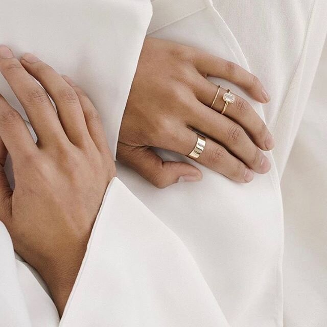 Der findes s&aring; mange flotte ringe. Jeg er f.eks. helt vild med @vraiofficial og deres smukke udvalg. .
.
.
#weddingrings #engagement #whitedress #rings #weddingdetails #weddingideas #engagementrings #jewellery #fashionable #weddingjewellery #fas