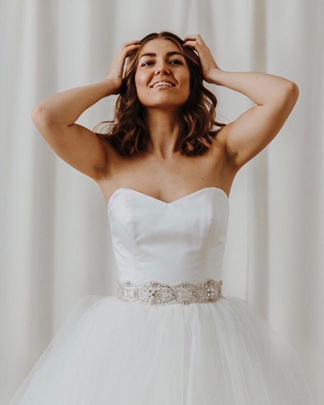 Vores Hannah dress 😍🥂✨🍾 Sammens&aelig;t den med et b&aelig;lte eller en top og lav dit eget look. .
. . 
#skr&aelig;dder #smpweddings #whitedress #dressmaker #weddingdetails #weddingideas #selskabskjoler #couture #weddingpicture #weddingdressfitti