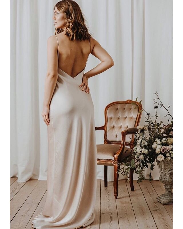 S&aring; er det vist p&aring; tide, at dele et billede af vores smukke Norah dress. 🥂✨🍾 Kan styles med forskellige b&aelig;lter, sl&oslash;r og toppe. Jeg er helt vild med den. (Kan f&aring;s i champagne og ivory)
.
.
.
#skr&aelig;dder #smpweddings