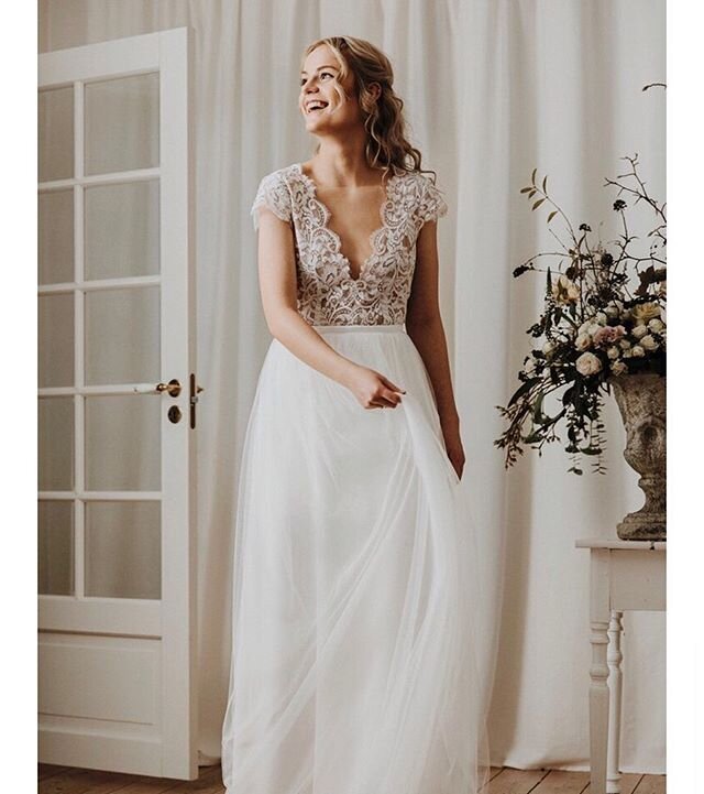 Vores smukke monica dress 😍❤️
.
.
.
#skr&aelig;dder #smpweddings #whitedress #dressmaker #weddingdetails #weddingideas #selskabskjoler #couture #weddingpicture #weddingdressfitting #couturedress #couturefashion #dressfitting #weddingplanning #weddin