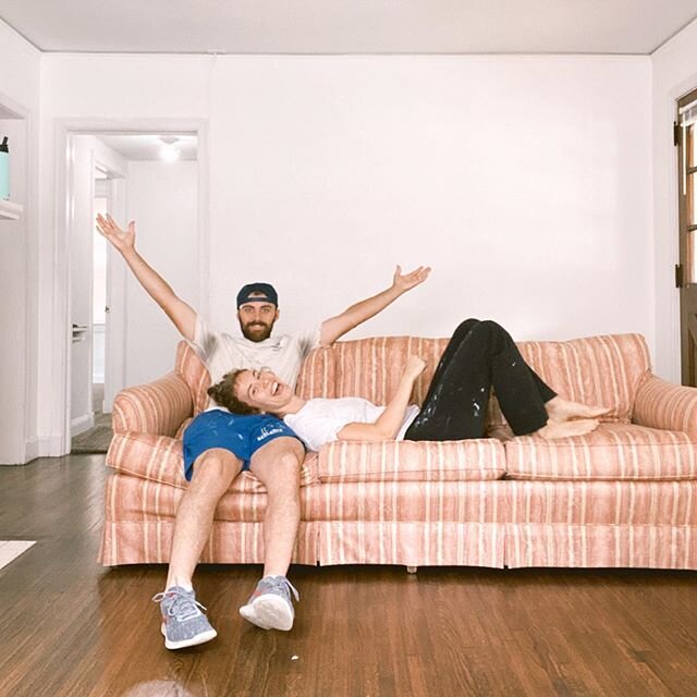 FRESH PAINT/FREE COUCH🛋 .
.
.
If you&rsquo;ve followed my stories this week I shared our most recent rental home investment, our big news about moving, and our story of how we got in the real estate investment game. I&rsquo;d like to say we are fanc