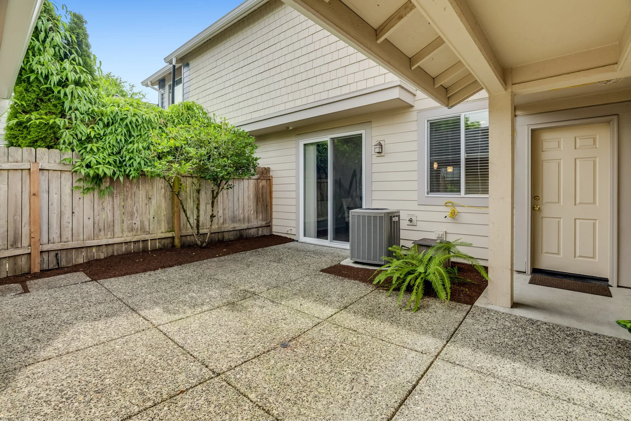 20-web-or-mls-6441-ne-rosebay-dr.jpg