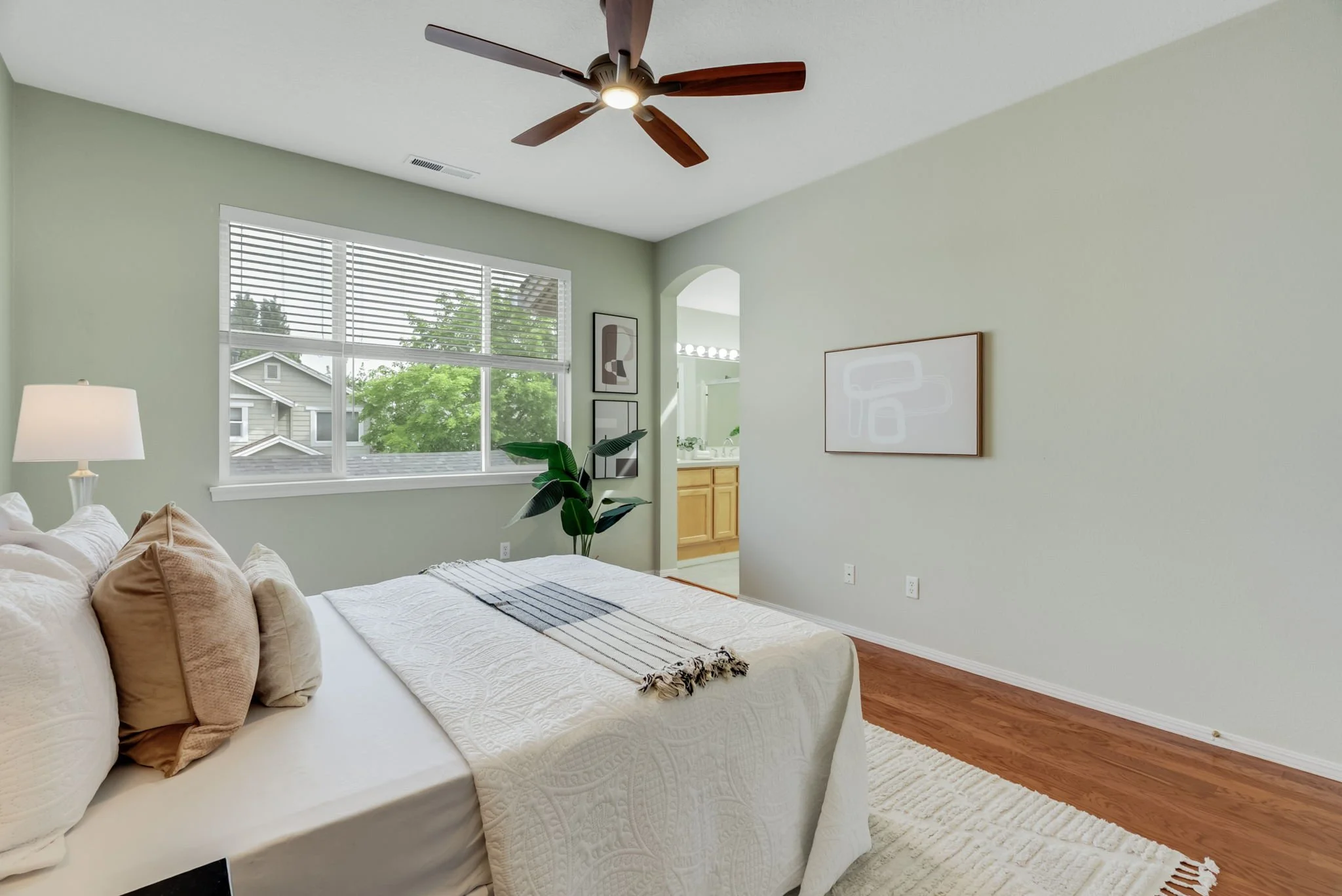 30-web-or-mls-6441-ne-rosebay-dr.jpg