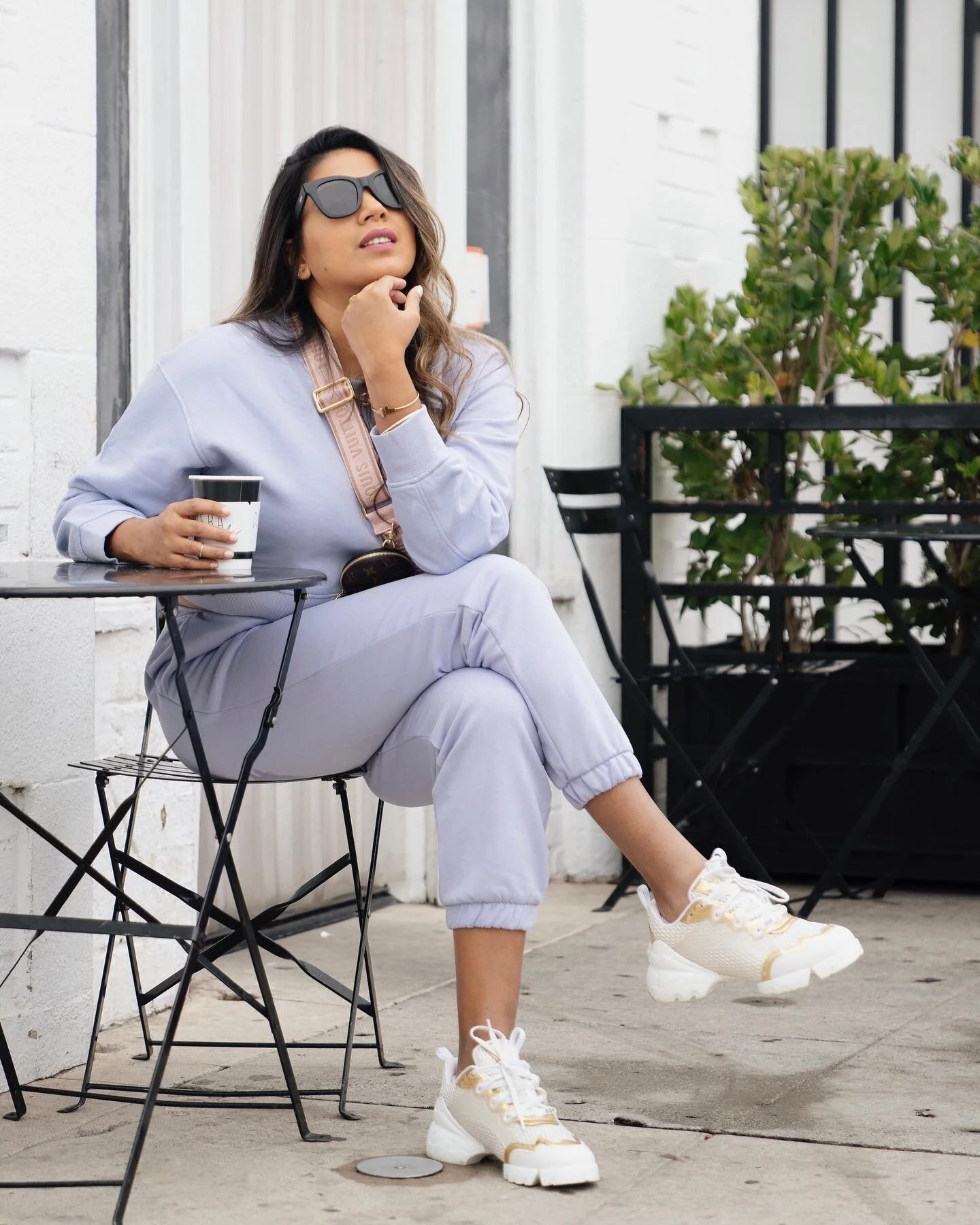 De paseo con mi Valentin&hearts;️.
&bull;
&Eacute;l es mi esposo, amigo, confidente y fot&oacute;grafo 📸 todo con &eacute;l es mas divertido🤩 ya tienen planes para el 14 de febrero??.
&bull;
Excelente inicio de semana🙌🏼.
&bull;
🇺🇸 A walk with m