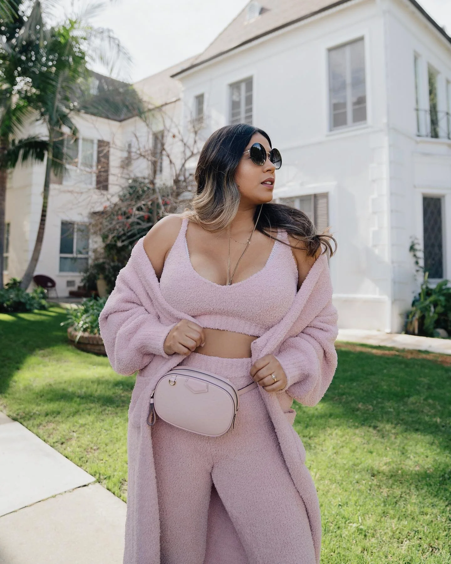 Un outfit monocrom&aacute;tico es siempre una buena opci&oacute;n🎀.
&bull;
Paso por aqu&iacute; para dejarles mis mejores vibras en este inicio de semana&hearts;️.
&bull;
Y cu&eacute;ntenme, &iquest;a ustedes les gustan los outfits monocrom&aacute;t