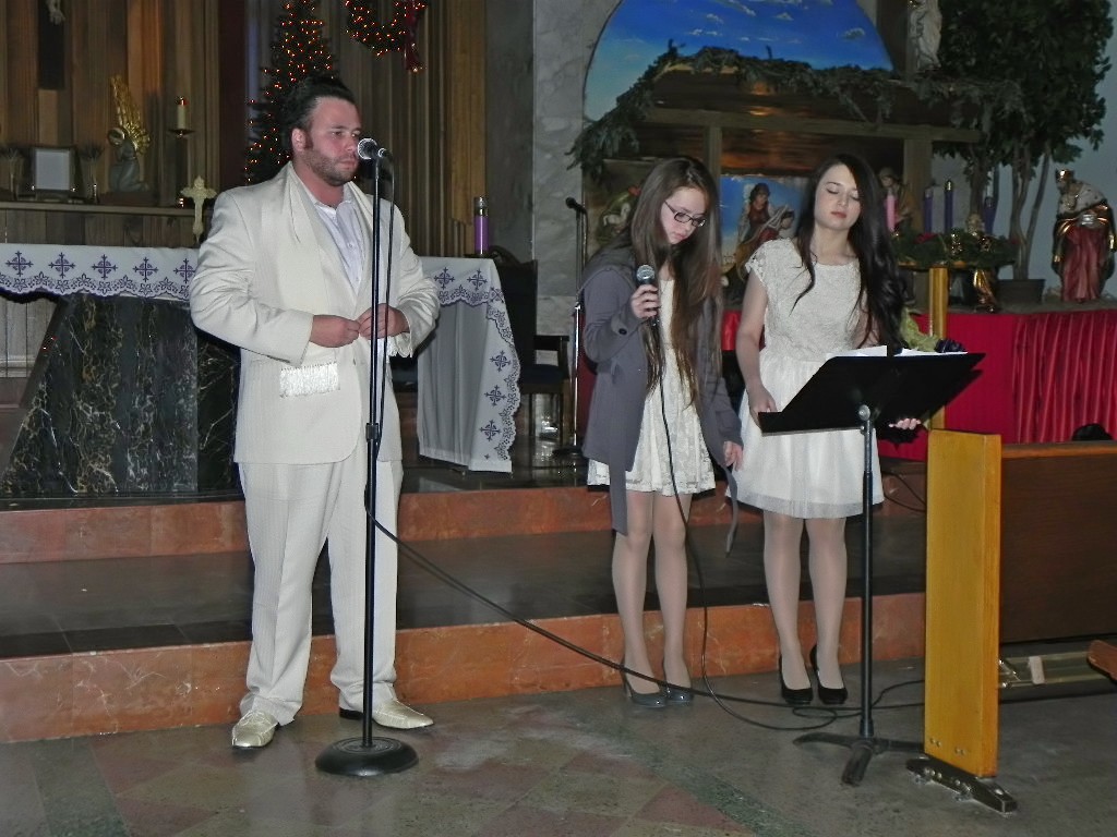 CAROLING 2013 015.jpg