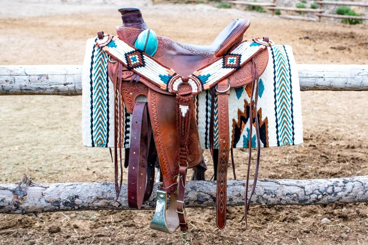 Costume en Lin Ivoire avec Chemise Bleu Sarcelle et Mocassins Marron et