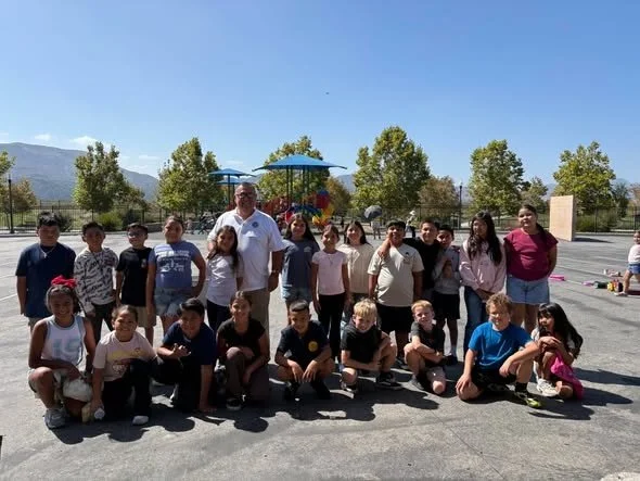 Rio Vista third graders ask Mayor Mendez questions about local government.