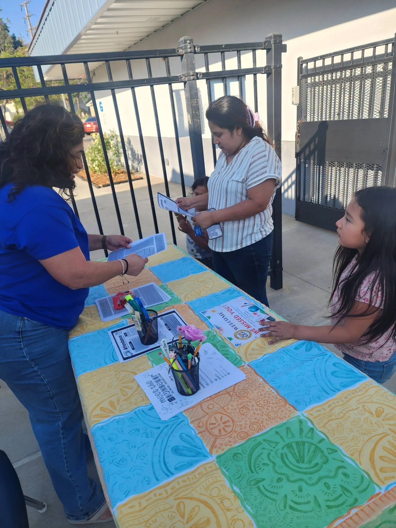 Families receive information at the Mountain Vista welcome table.