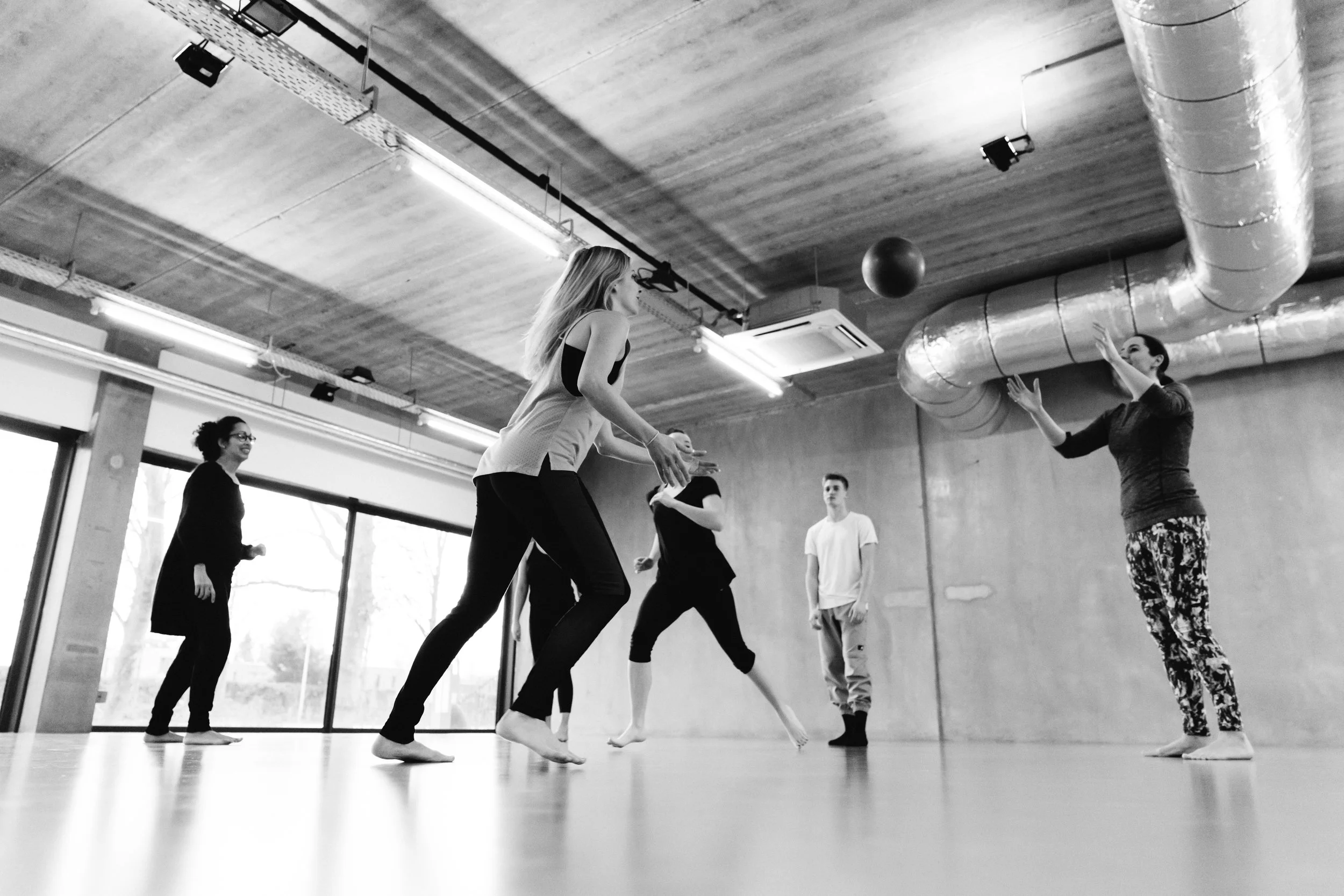 Leer elkaars namen kennen aan de hand van een balspel! Fotograaf: Sjoerd Derine