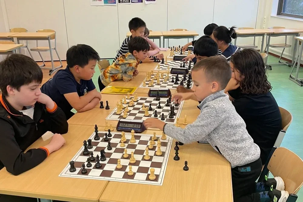 Kinderen tijdens de competitie op vrijdagavond na de schaaklessen bij de Arnhemse Schaakacademie clubavond.