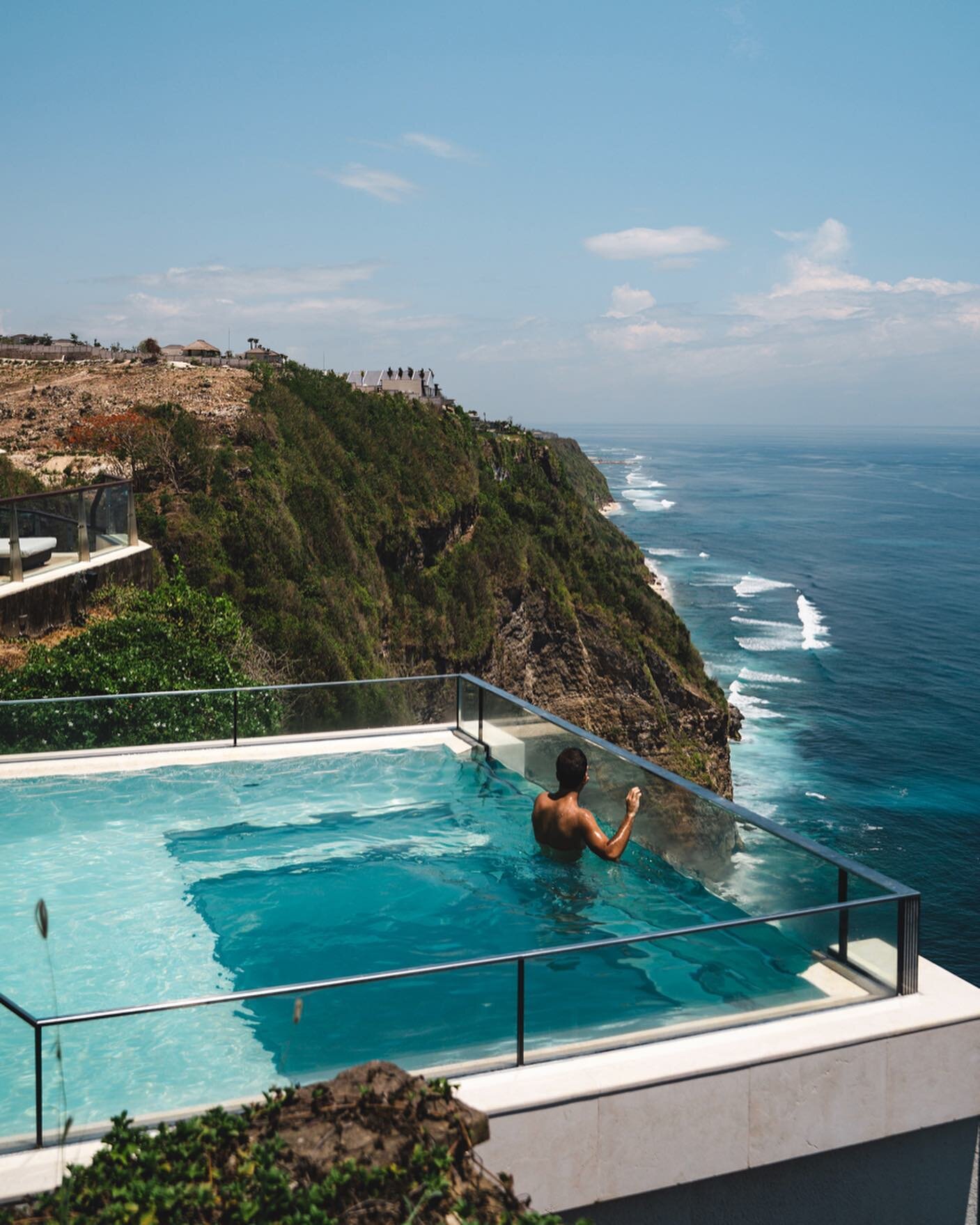 the coolest infinity pool i&rsquo;ve ever been to! @theedgebali 🌊 the villas in this place are mind blowing 🤯 such a nice place for honeymooners 👌🏽 swipe across for video! 🎥 #anomadbali