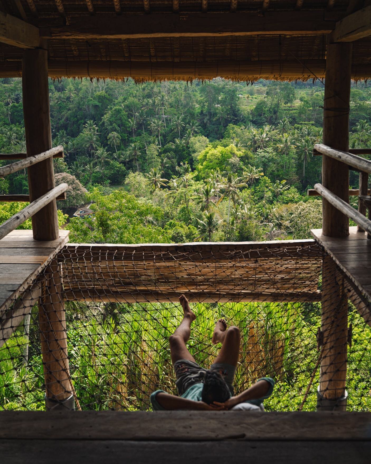 chilling in the jungle 😴 swipe left to see how i took this photo. #tb #bali 🍃 #anomadbali