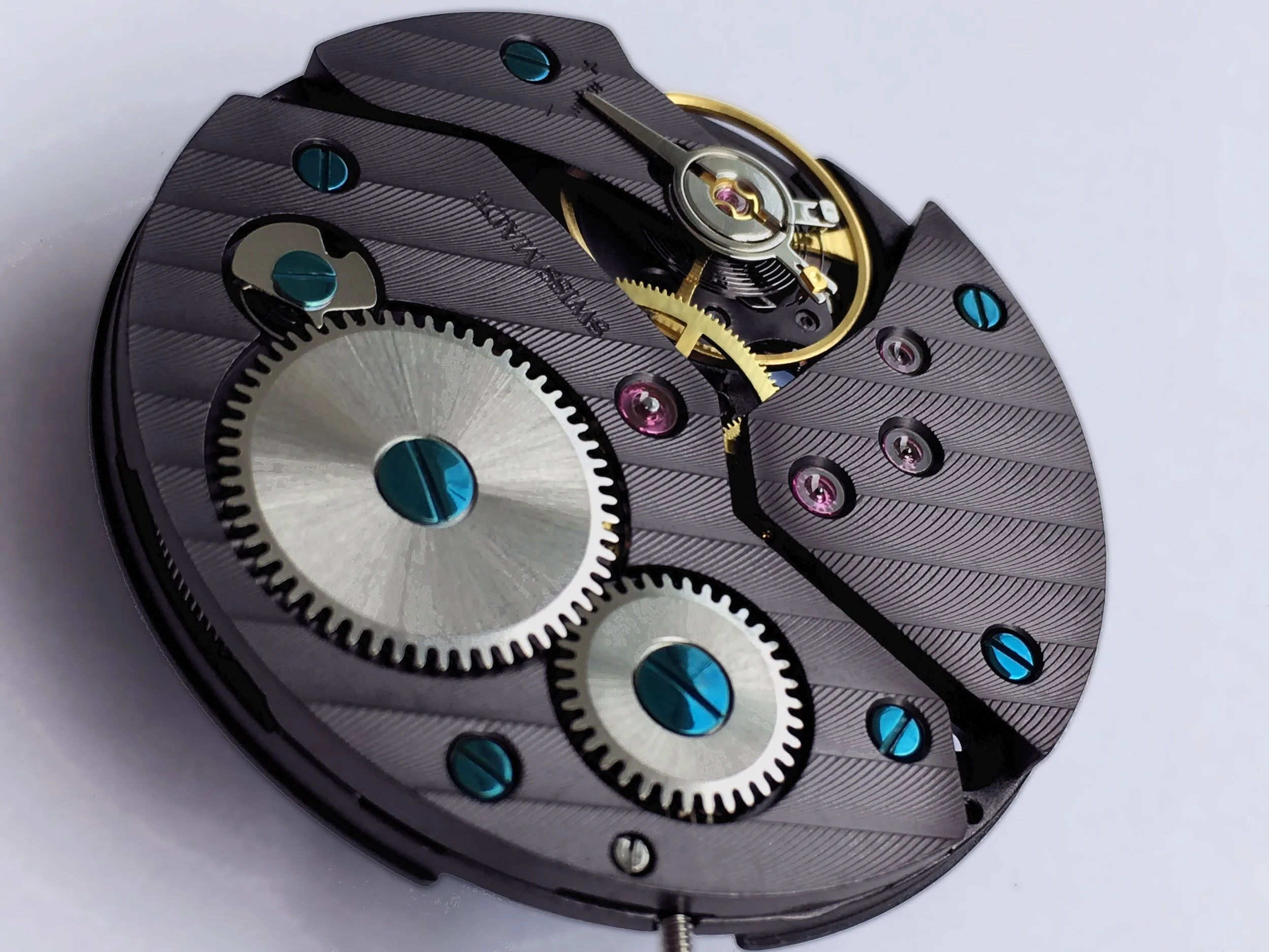 “LANDERON 97” THE GRAPHITE GRAY COLOR VERSION, IS AVAILABLE WITH Côtes de Genève FINISH, WITH BLUE OR STEEL SCREWS.