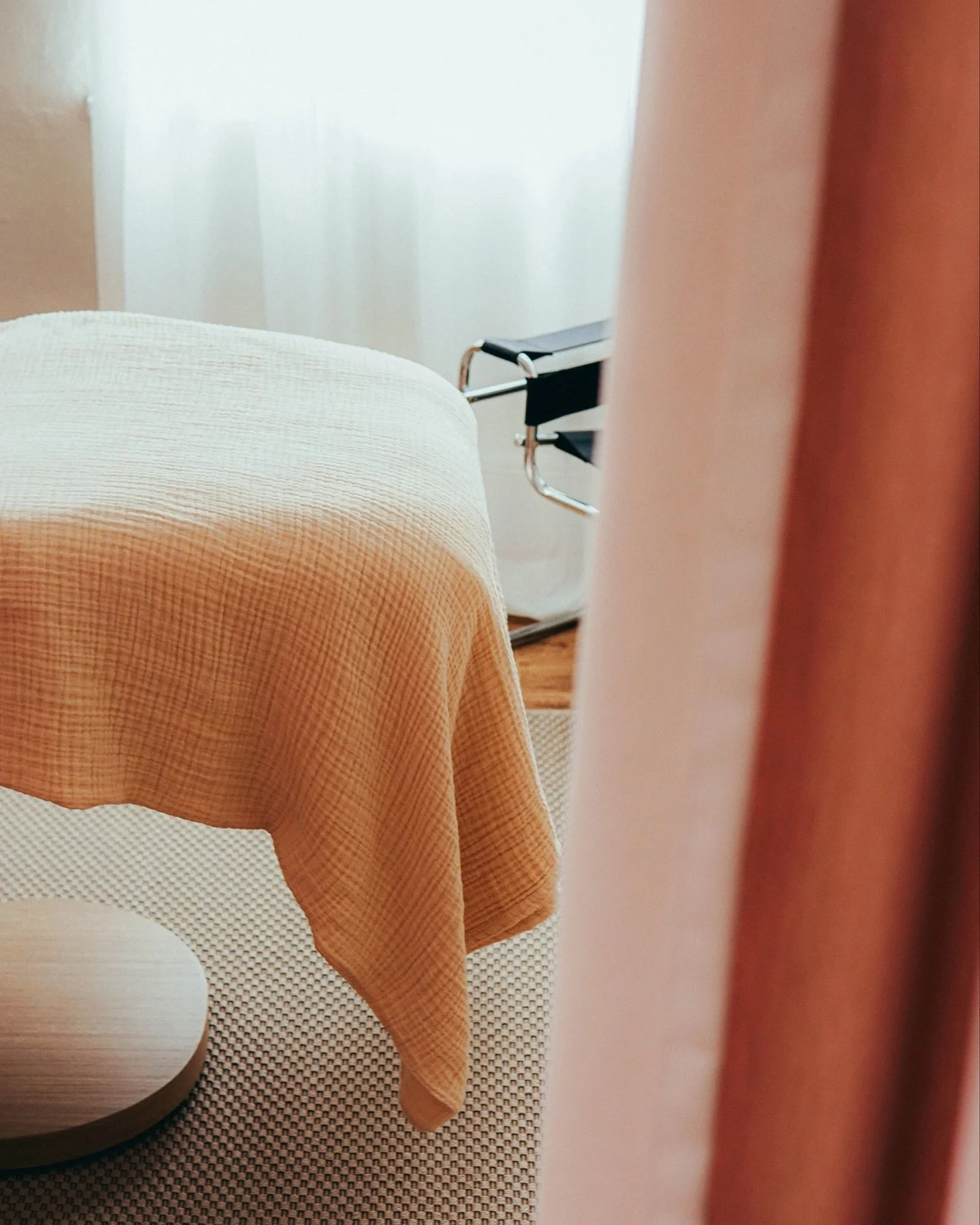 Manchmal f&uuml;hlt sich der K&ouml;rper einfach schwer an.
Voll. Spannend. Nicht ganz im Fluss.

Die brasilianische Lymphdrainage ist eine rhythmische, aktivierende Massagetechnik,die dein Lymphsystem unterst&uuml;tzt, &uuml;bersch&uuml;ssige Fl&uum