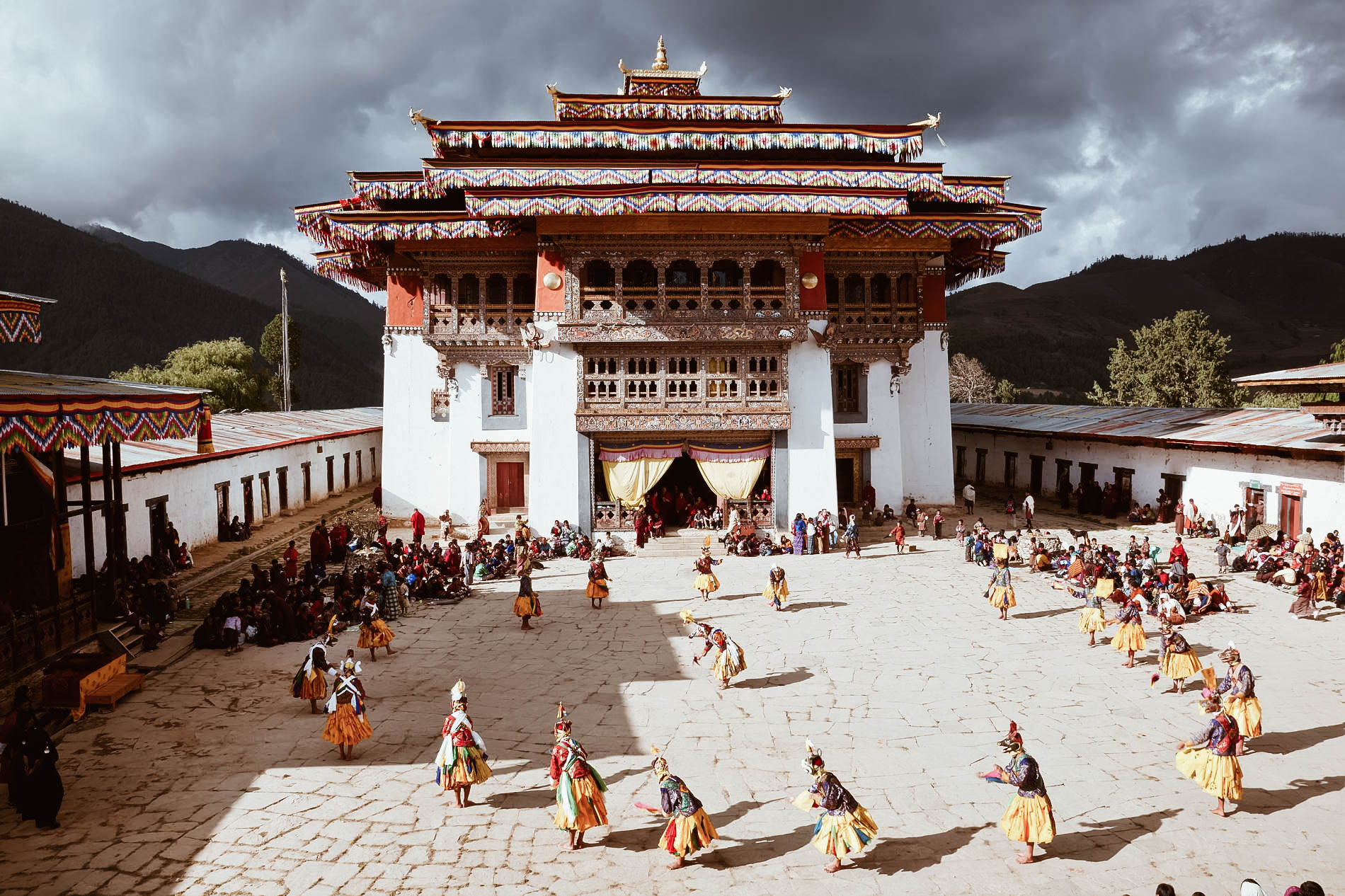 festival-gangtey-dzong-bhutan.ngsversion.1508255040657.adapt.1900.1.jpg