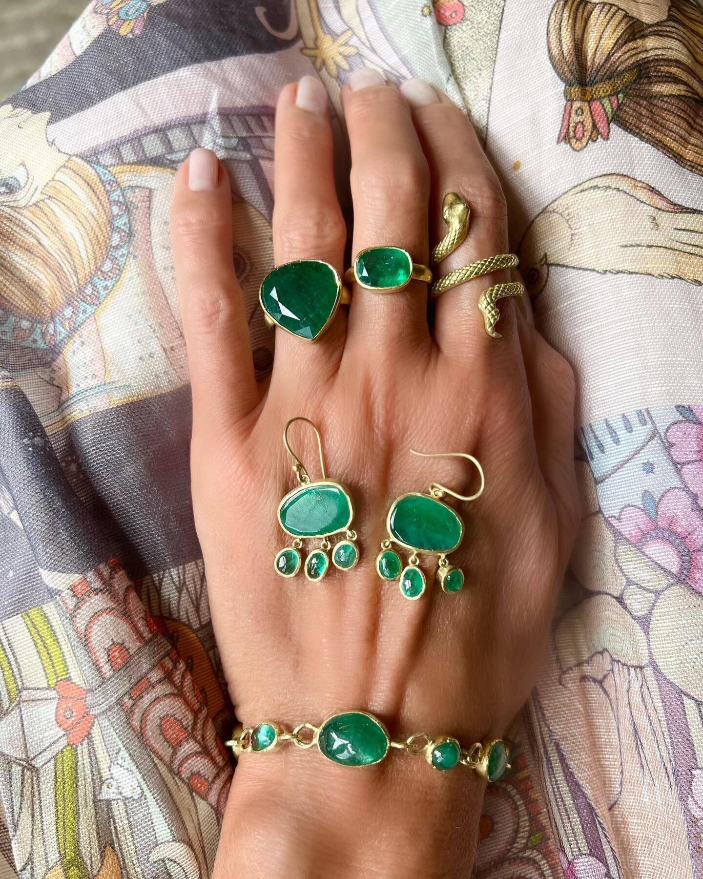 Emerald 💚⁣
⁣
#emerald #layeringjewelry #jotd #foreverpieces #modernheritage #futureheirlooms #instajewelry #jewelleryaddict #jewellerylover #sophietheakston #sophietheakstonjewellery