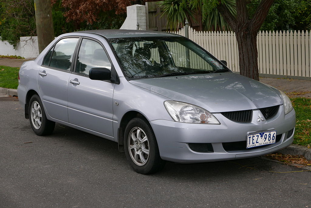 2004_Mitsubishi_Lancer_(CH_MY05)_ES_Limited_Edition_sedan_(2015-07-03)_01.jpg