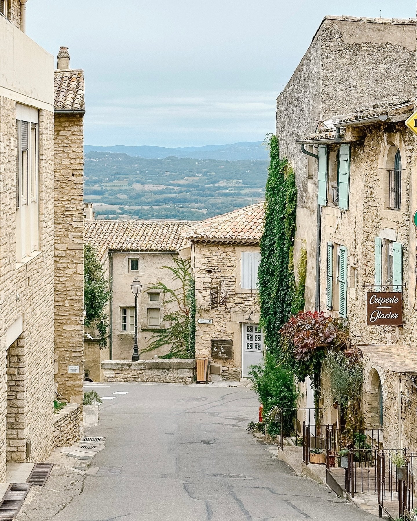 {Gordes} A touch of light rain and cloudy skies today in Provence, but we still managed to find a lot of treasures at the flea market this morning and enjoy our lunch in Gordes&hellip;