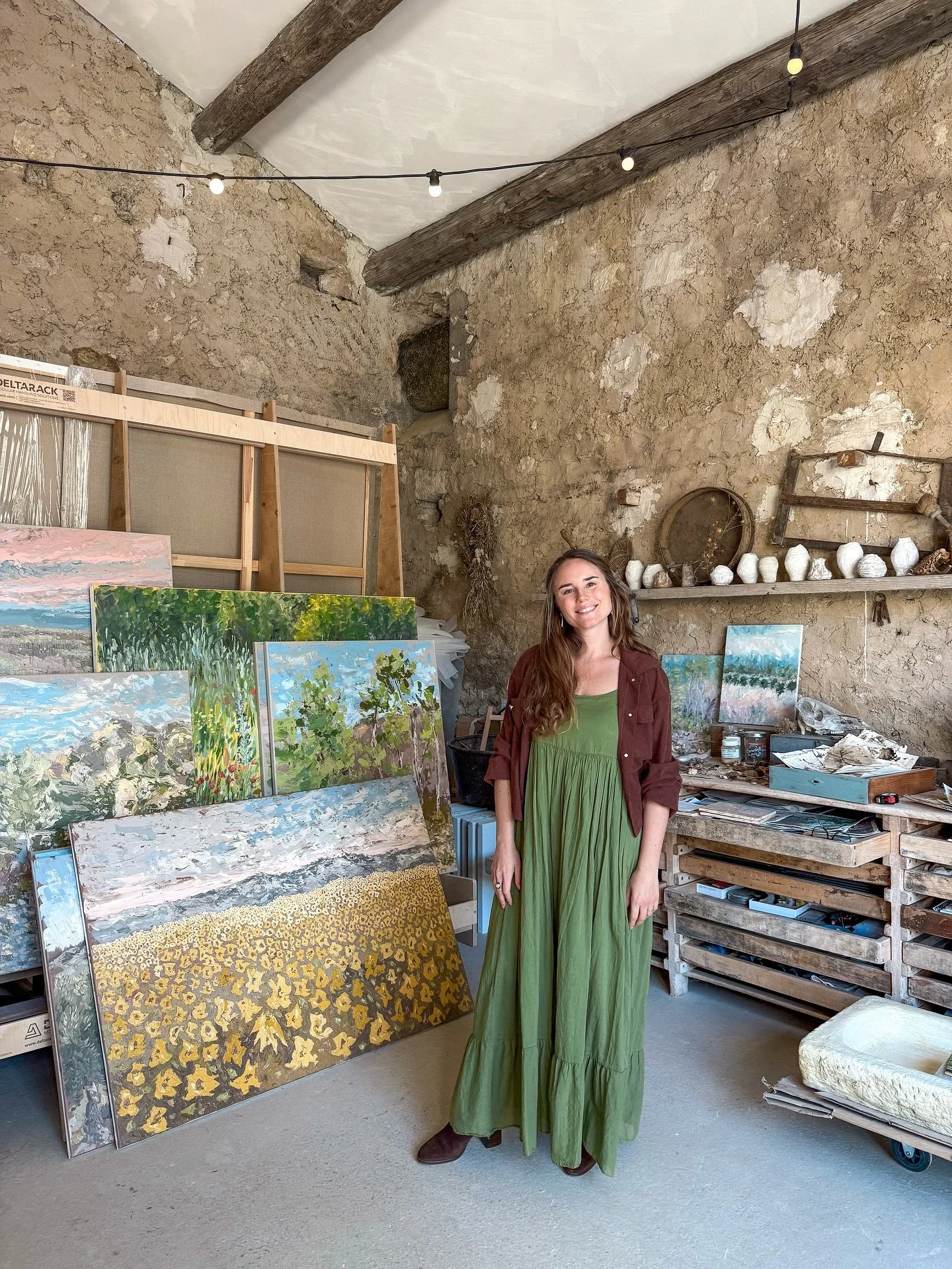 The highlight of today was a visit to the atelier of artist Ashley Tinker @curiousprovence. Ashley&rsquo;s husband, Robin, has beautifully renovated a barn from the 1700s on their property which is now Ashley&rsquo;s atelier. We also had a wonderful 
