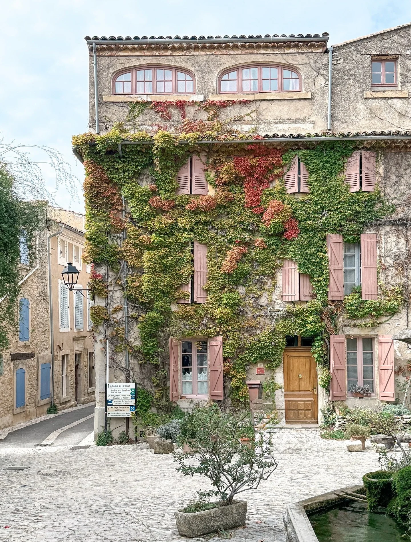 Good morning!  I took this photo a few weeks ago in one of the most charming villages in Provence, Saignon 💗