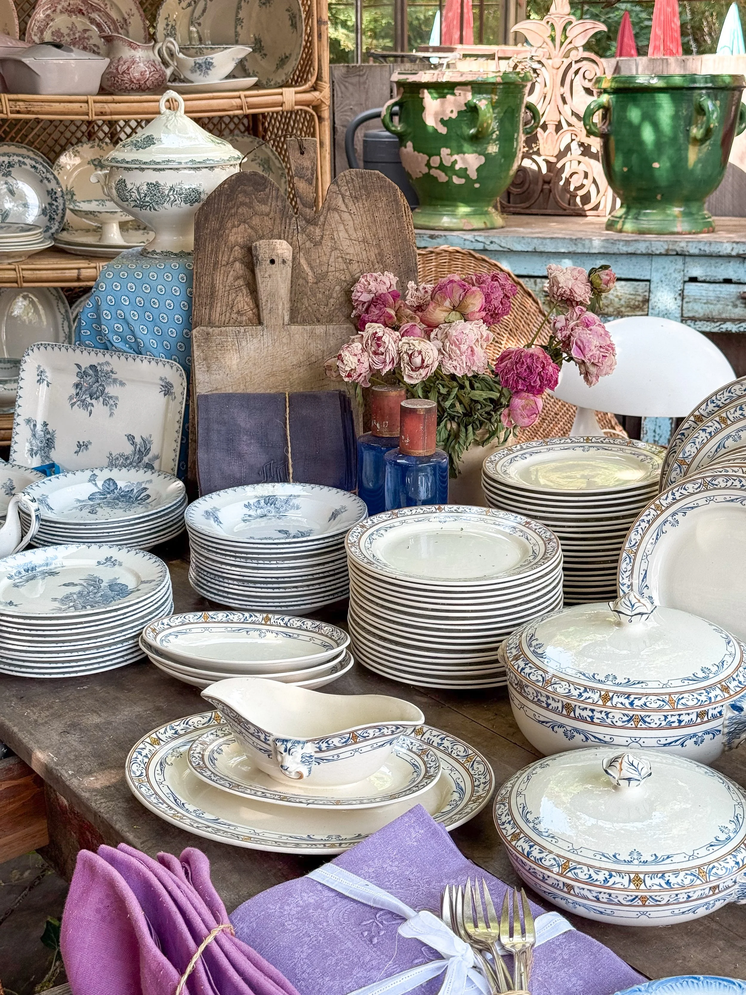 French antiquing snippets from today!  We started bright and early @brocantevilleneuvelesavignon. We then ate lunch in L&rsquo;Isle-sur-la-Sorgue so we popped into Floriane&rsquo;s shop @lartetlamaniere_antiques. Floriane always has the most beautifu