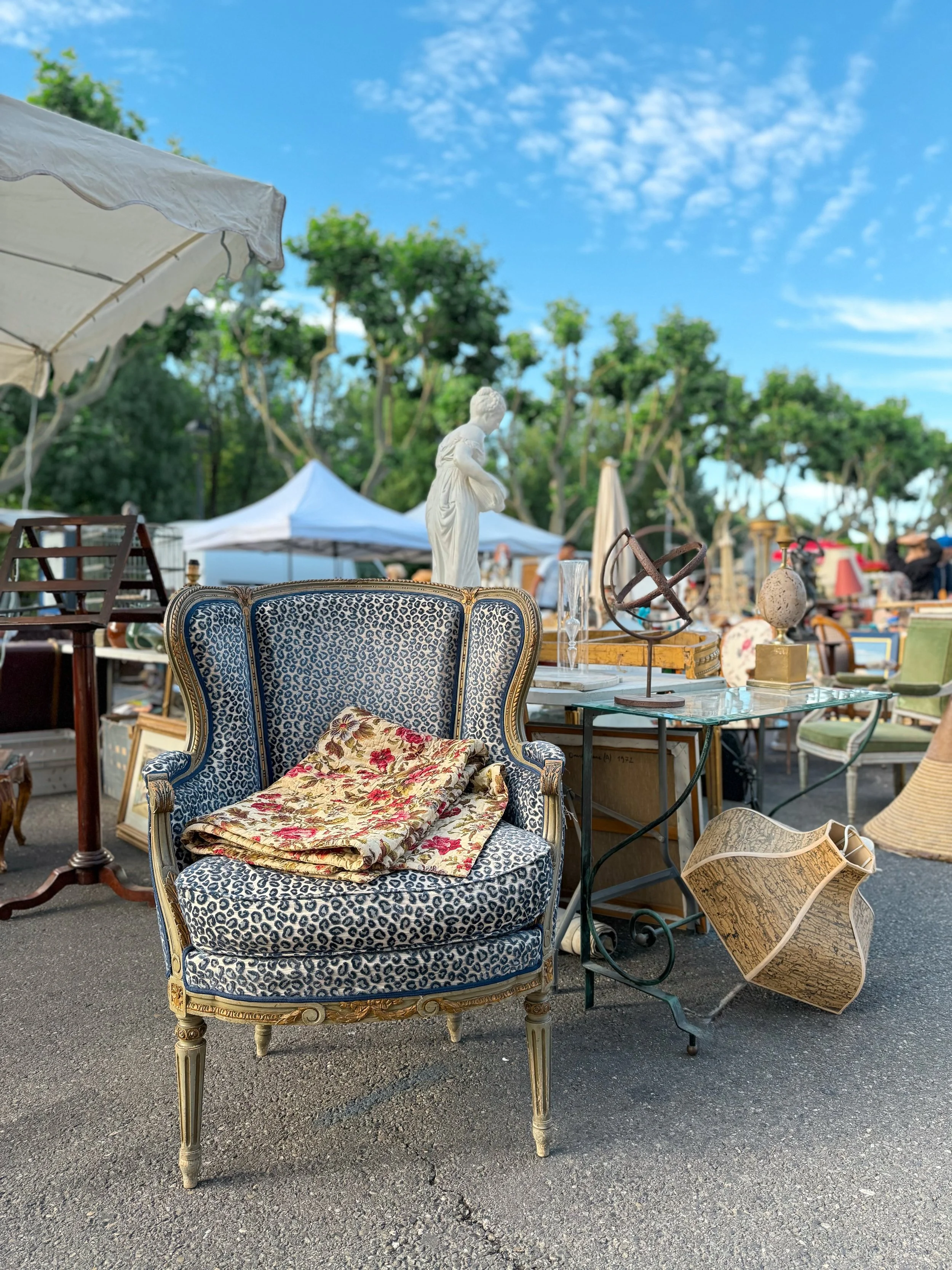 Flea market round up from this weekend!  Most of these snapshots are from yesterday @brocantevilleneuvelesavignon&hellip;which happens every Saturday morning here in Provence. The last 3 images are from the brocante this morning in Carpentras.
