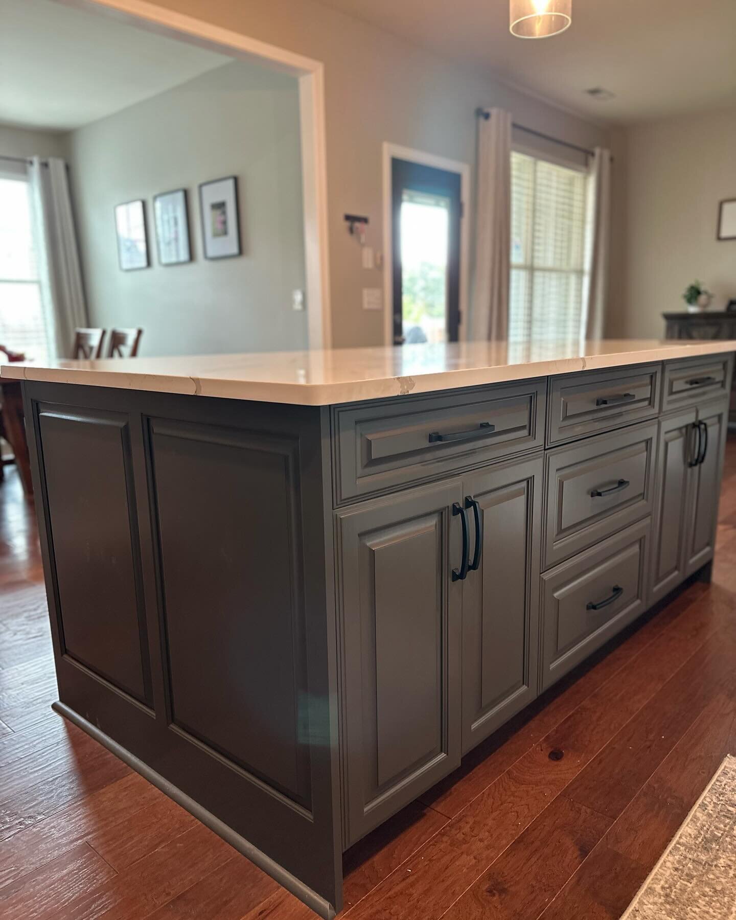 The cherry on top is the counter top. Finished pictures of a recent island install!

Doors: @conestoga_wood CRP-10 
Finish: @sherwinwilliams Gallery Urbane Bronze