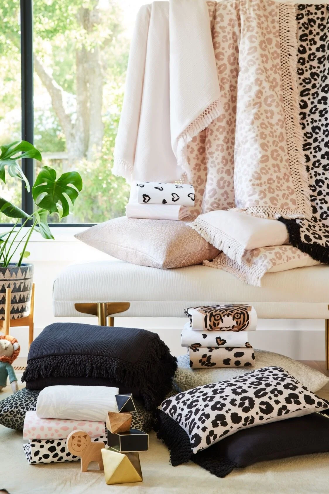 Med_Res_JPG-Ojai_Bedding_Collection_Lion_Hero_2095.JPG