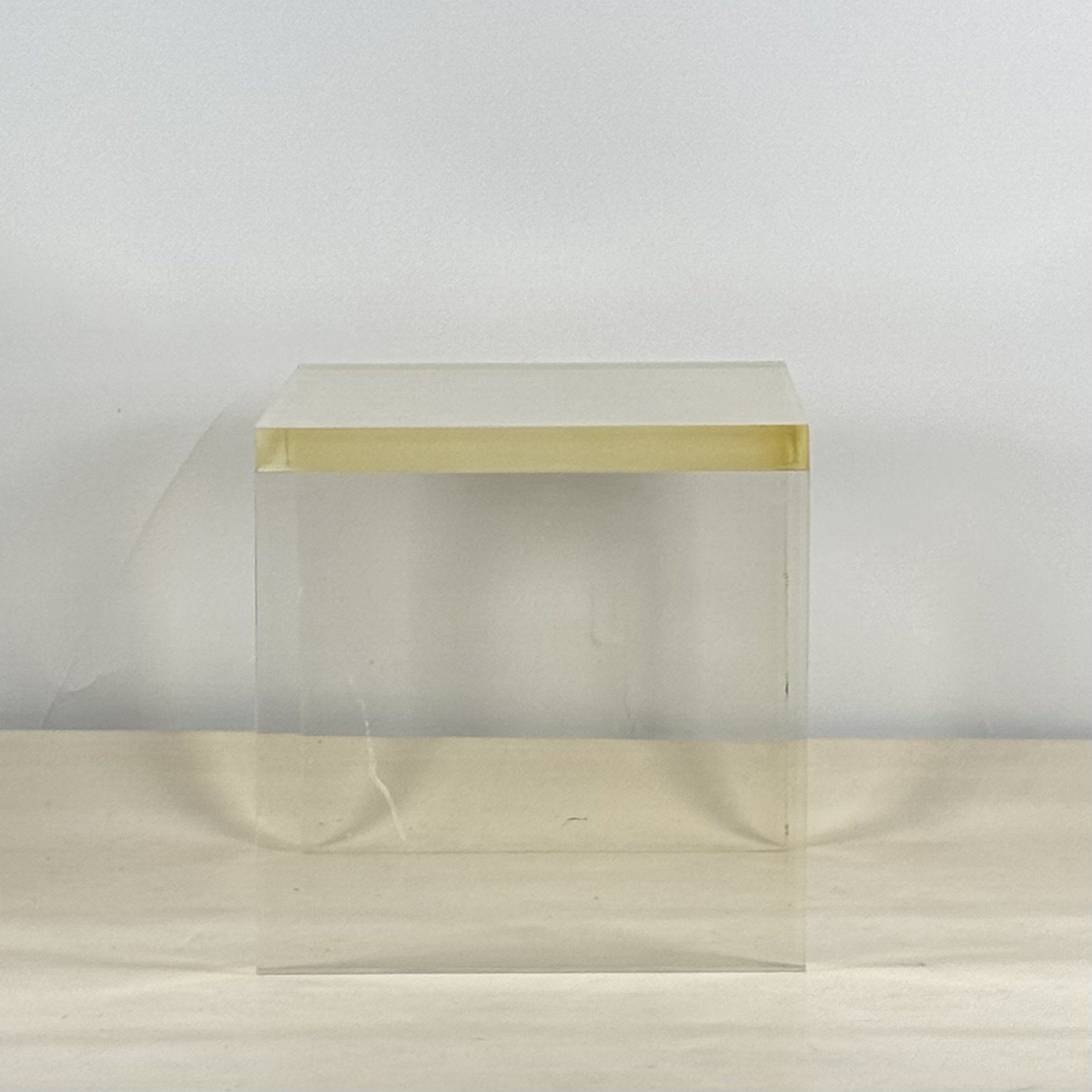 Thick Lucite Side Tabel-3.jpeg