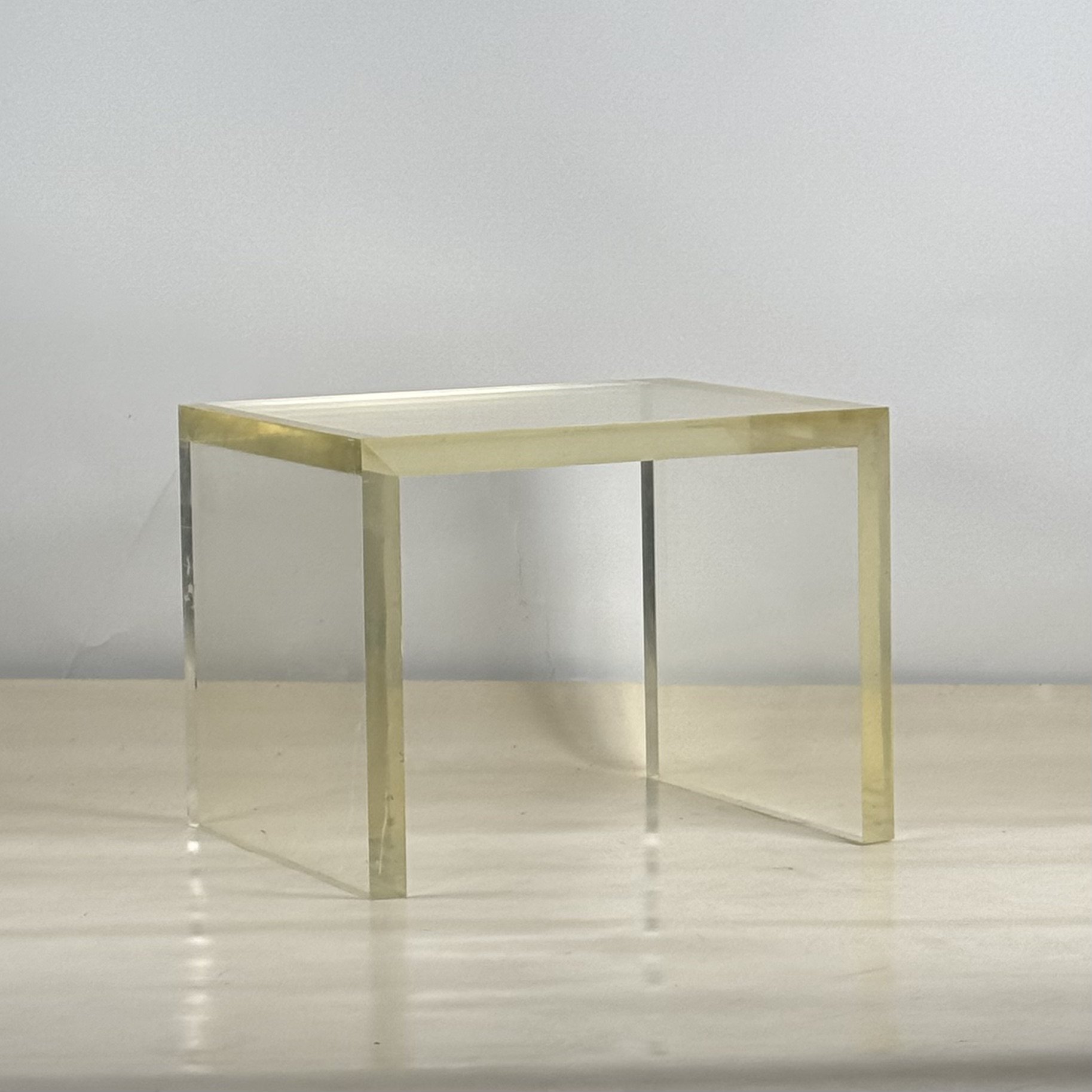 Thick Lucite Side Tabel-2.jpeg