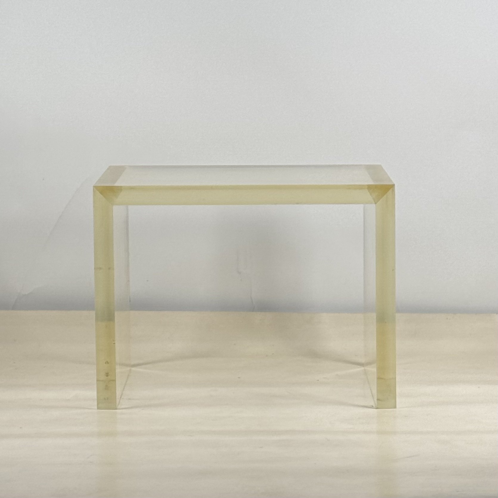 Thick Lucite Side Tabel-1.jpeg