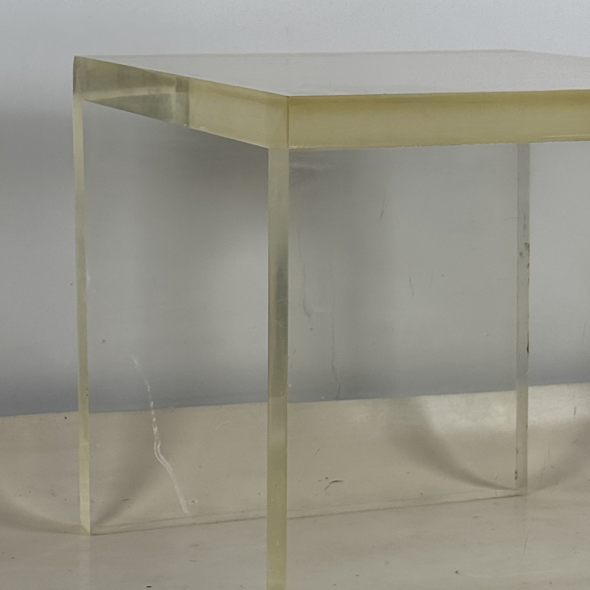 Thick Lucite Side Tabel-4.jpeg