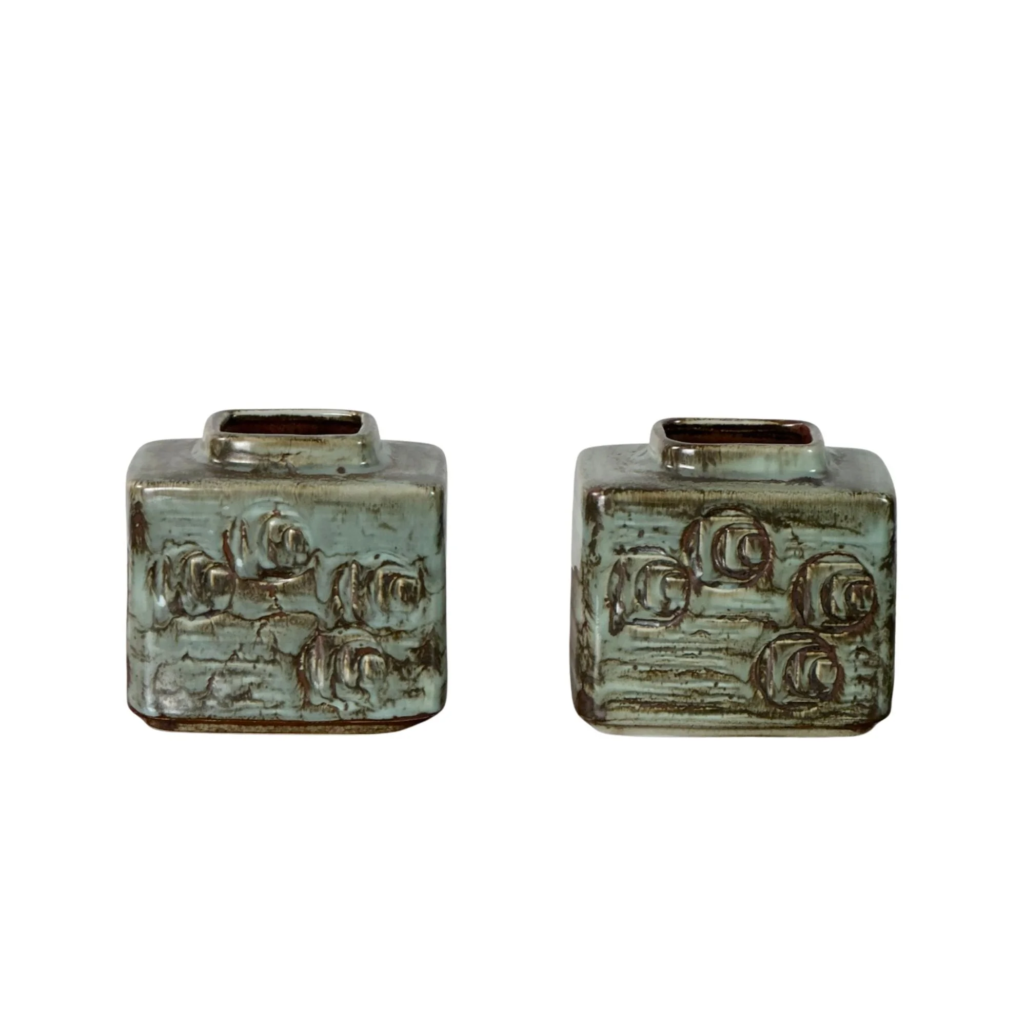 stentoj_vases_pair_wb.jpg