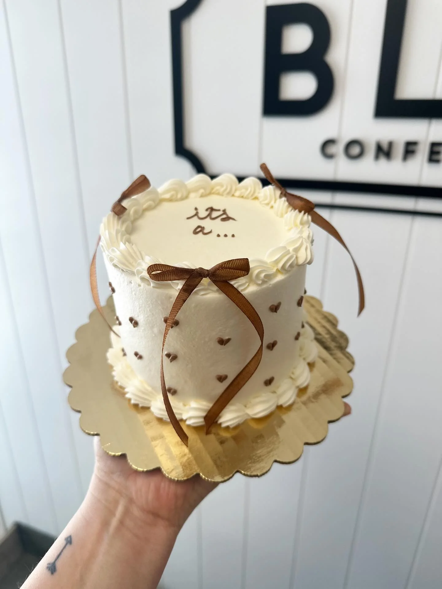 Instead of pink or blue on the inside, this couple chose to have the flavor reveal the gender! Lemon for girl &amp; chocolate for boy&hellip;.what&rsquo;s your guess?