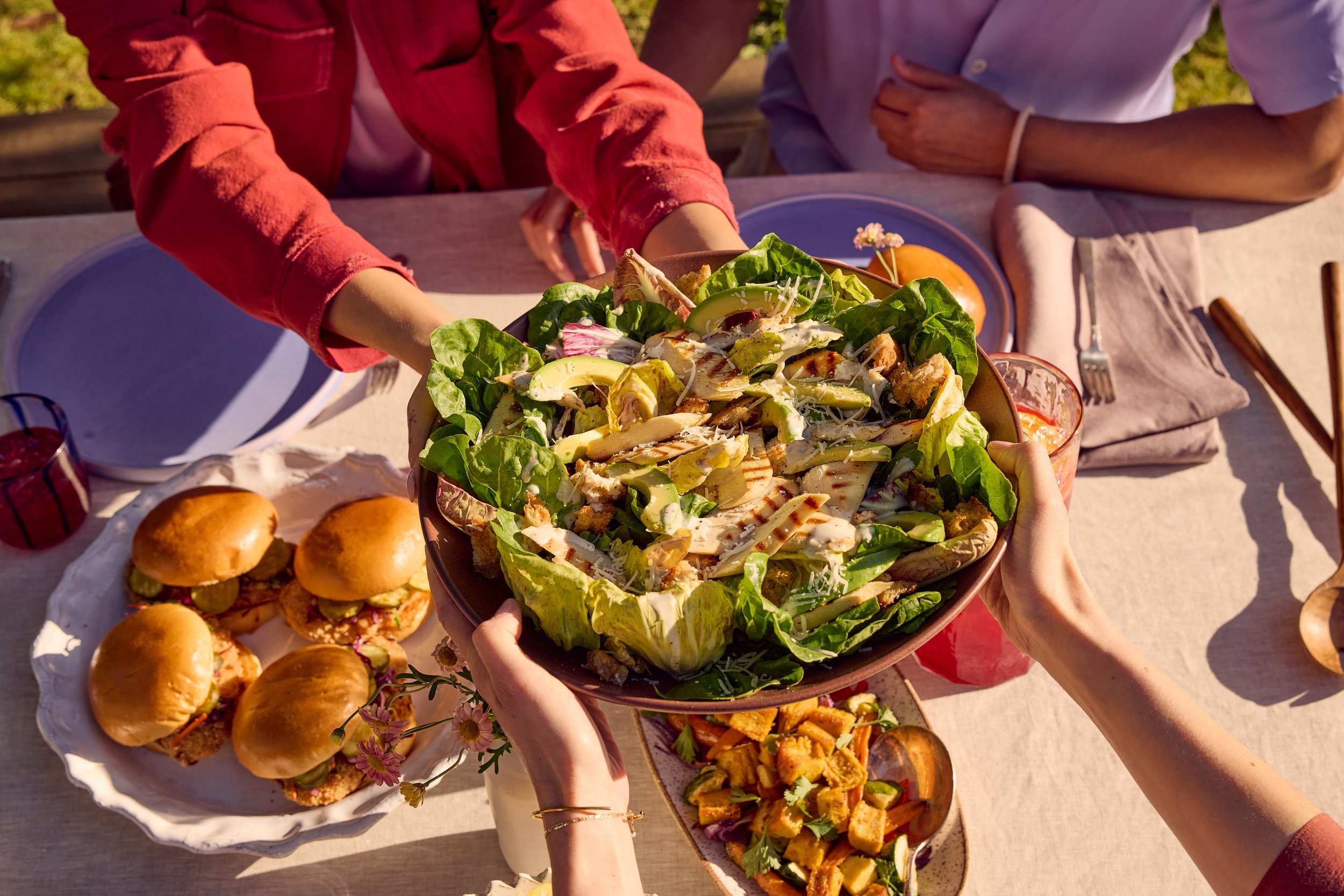 16_OUTSIDE_DinnerPassingFood_004.jpg