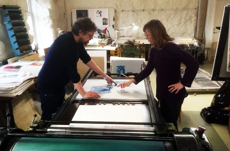 Jan Andersson , Lithographer and Head of Steinprent, working with Julie Sass. (Photo: Kinna Poulsen)