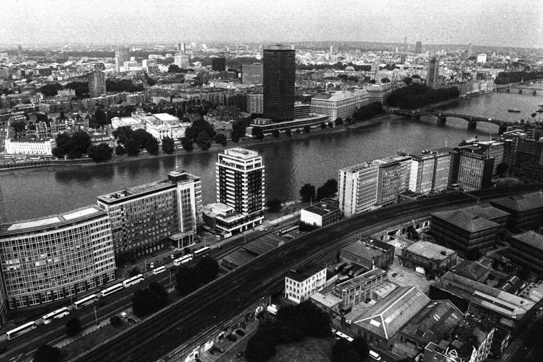 The City as Text : The River Thames and Westminster from hot air ballon above Vauxhall, 2000. Westminster above right, and railway arches (lower foreground) housing nightclubs in the deregulated spaces of Victorian architecture. (From Locating the Wild Zone by Ian McKay, 2001). (Photo: © Ian McKay)