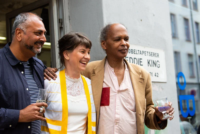 Ed D’Souza (left) with Oslo Vice-Mayor and Eddie-King (Photo: Niklas Hart, courtesy osloBIENNALEN, © Niklas-Hart)