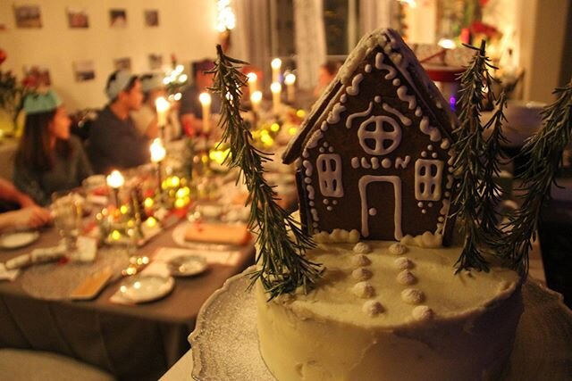 Gingerbread cake with the perfect gingerbread house ❤️🎄☃️ #AJRB - December 2019

We hope this year brought you joy and love and that 2020 brings you even more (plus some yummy treats to boot!) #Gingerbread #Gingerbreadhouse #GingerbreadCake